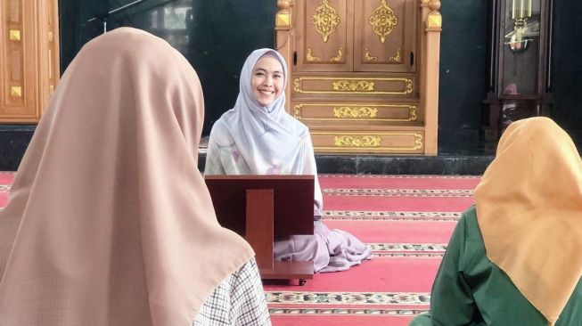 Pesan Oki Setiana Dewi untuk Artis yang Suaminya Diisukan Selingkuh: Baca Surat Alfurqan Ayat 74