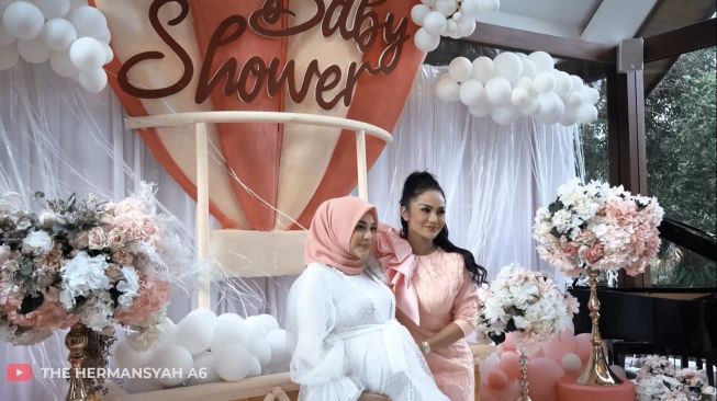 Adu Gaya Artis di Baby Shower Aurel Hermansyah (YouTube/The Hermansyah A6)