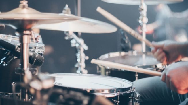 Aksi Kocak Seorang Pria Main Drum Pakai Kepala Bocah, Warganet: Risiko Punya Bapak Drummer