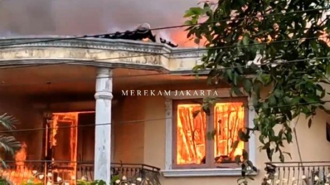 Rumah Mewah di Bintaro Jakarta Selatan Kebakaran, 16 Damkar Dikerahkan