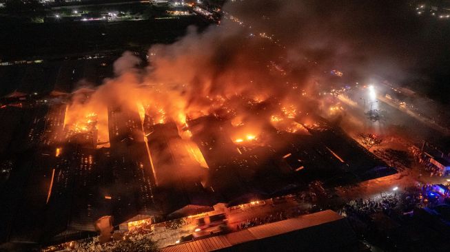 Foto udara kobaran api yang membakar kompleks Relokasi Pasar Johar di Semarang, Jawa Tengah, Rabu (2/2/2022).  ANTARA FOTO/Aji Styawan