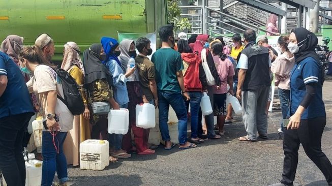 Dijual Rp 10.500 per Liter, Warga Serbu Minyak Goreng Murah di Pasar Kramat Jati