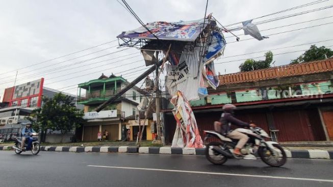 Sebuah baliho di Jalan ringroad utara nomor 34 Mancasan, Condongcatur, Sleman ambruk pada Kamis (3/2/2022) siang. - (SuaraJogja.id/Hiskia Andika)