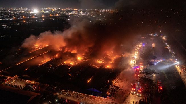 Foto udara kobaran api yang membakar kompleks Relokasi Pasar Johar di Semarang, Jawa Tengah, Rabu (2/2/2022).  ANTARA FOTO/Aji Styawan