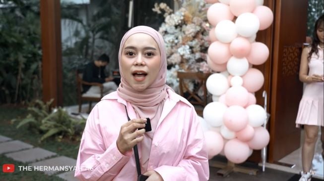 Adu Gaya Artis di Baby Shower Aurel Hermansyah (YouTube/The Hermansyah A6)