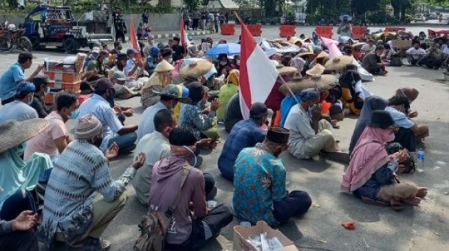 Sawah Terendam Limbah Pasir, Ratusan Petani Mekarjaya Lebak Geruduk Kantor Iti Octavia Jayabaya