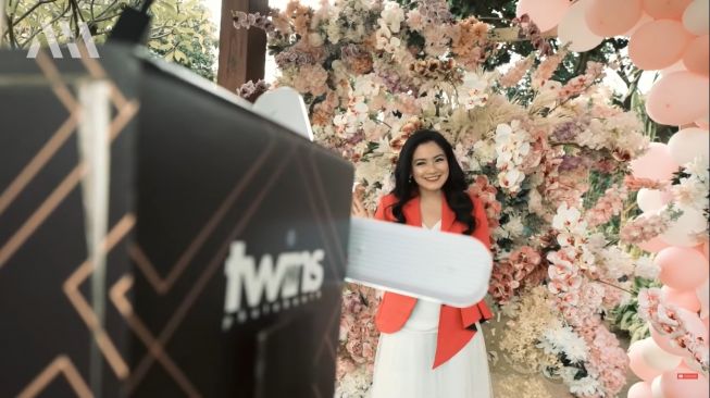 Adu Gaya Artis di Baby Shower Aurel Hermansyah (YouTube/AH)