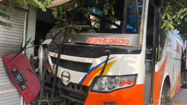 Hindari Pemotor, Bus Dali Mas Seruduk Empat Rumah di Gresik