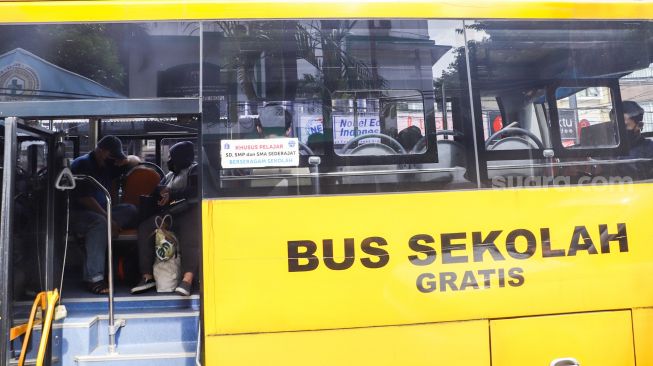 Para pasien Covid-19 saat dievakuasi ke RSDC Wisma Atlet di Puskesmas Kecamatan Tebet, Jakarta Selatan, Kamis (3/2/2022). [Suara.com/Alfian Winanto]