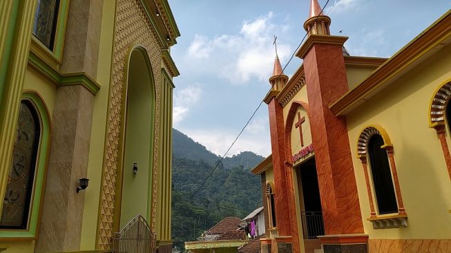 Rukun! Masjid dan Gereja Berdiri Berdampingan di Kaki Gunung Muria, yang Bangun Kakak Beradik Beda Agama