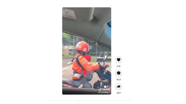 Aksi driver kerja bawa anak bikin haru. [TikTok] 