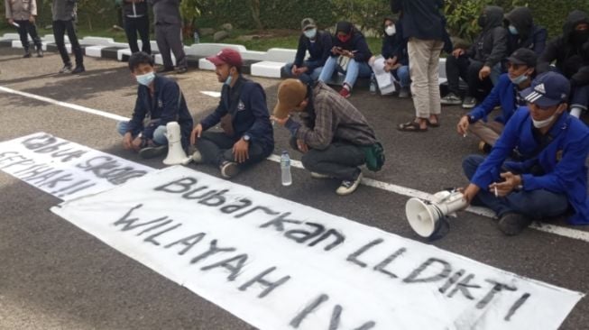 Sebuah Kampus di Bandung Drop Out Mahasiswa yang Aksi Tolak Kuliah Mahal, LBH Bandung: Represif!