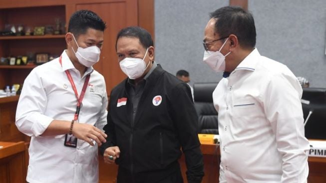 Menpora Zainudin Amali (tengah) berbincang dengan Ketua Umum Komite Olimpiade Indonesia (KOI) yang juga Ketua Tim Akselerasi dan Investigasi terkait sanksi Badan Anti Doping Dunia (WADA) Raja Sapta Oktohari (kiri) dan Ketua Lembaga Anti-Doping Indonesia (LADI) Musthofa Fauzi (kanan) sebelum rapat kerja dengan Komisi X DPR di Kompleks Parlemen, Senayan, Jakarta, Kamis (11/11/2021). ANTARA FOTO/Akbar Nugroho Gumay/nz