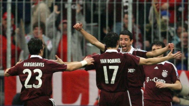 Pemain depan Bayern Munich asal Belanda, Roy Makaay (kanan) melakukan selebrasi setelah mencetak gol cepat dalam pertandingan leg kedua babak 16 besar Liga Champions antara Bayern Munich vs Real Madrid di Allianz Arena, Munich, 7 Maret 2007. AFP PHOTO JOHN MACDOUGALL.