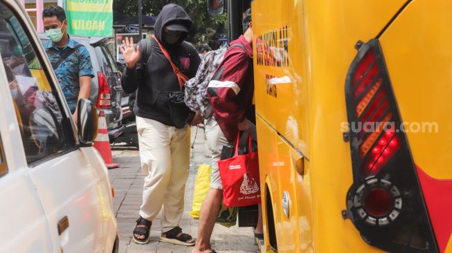 Para pasien Covid-19 saat dievakuasi ke RSDC Wisma Atlet di Puskesmas Kecamatan Tebet, Jakarta Selatan, Kamis (3/2/2022). [Suara.com/Alfian Winanto]