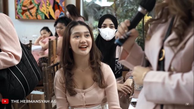 Adu Gaya Artis di Baby Shower Aurel Hermansyah (YouTube/The Hermansyah A6)