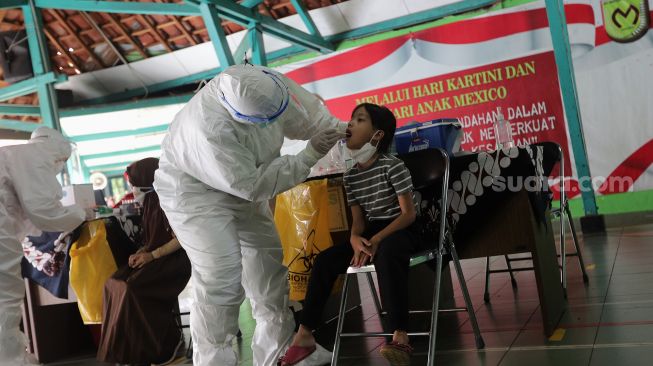 Petugas kesehatan melakukan tes usap PCR kepada murid di SDN Gunung 05 Mexico, Jalan Hang Lekir V No 53, Kebayoran Baru, Jakarta, Kamis (3/2/2022). [Suara.com/Angga Budhiyanto]