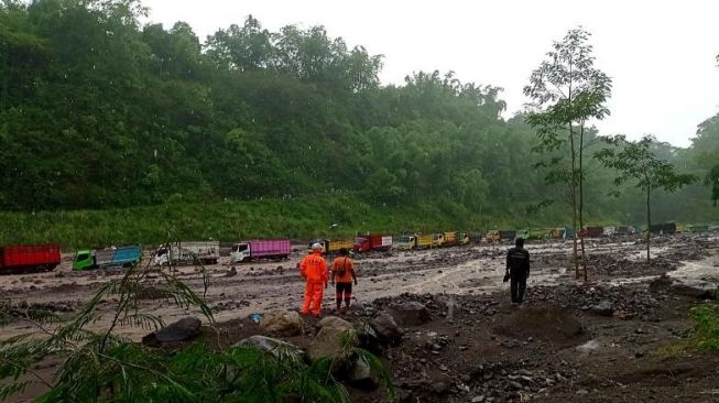 Video Warga Gotong Royong Tarik Truk Terjebak di Lereng Merapi Viral, Warganet Terharu