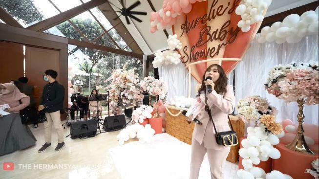 Adu Gaya Artis di Baby Shower Aurel Hermansyah (YouTube/The Hermansyah A6)