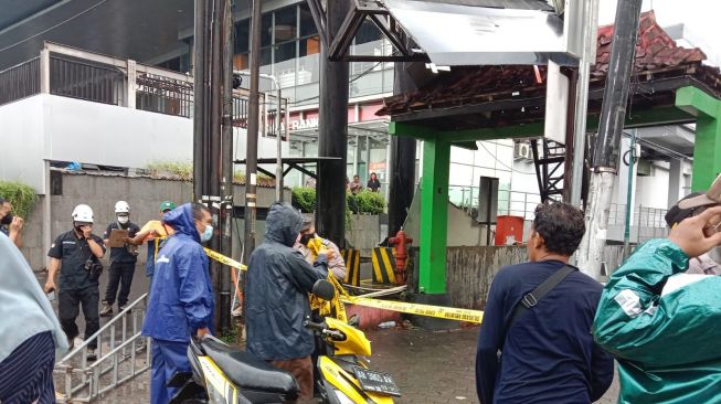 Videotron di Lippo Plaza Ambruk Diterjang Hujan Deras dan Angin Kencang, Timpa Gapura