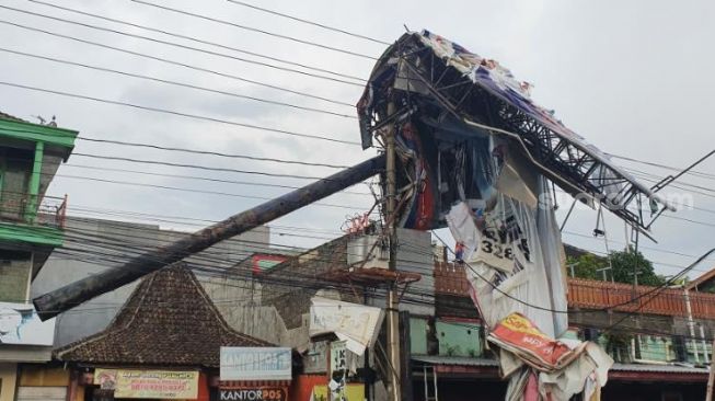 Diterpa Hujan Angin, Baliho di Sleman Roboh hingga Timpa Jaringan Listrik