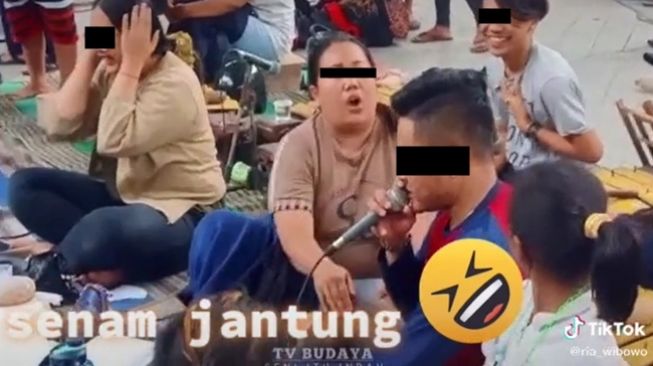 Viral penyanyi dikagetkan oleh rekan duetnya. (TikTok/@ria_wibowo)