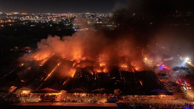 Foto udara kobaran api yang membakar kompleks Relokasi Pasar Johar di Semarang, Jawa Tengah, Rabu (2/2/2022).  ANTARA FOTO/Aji Styawan