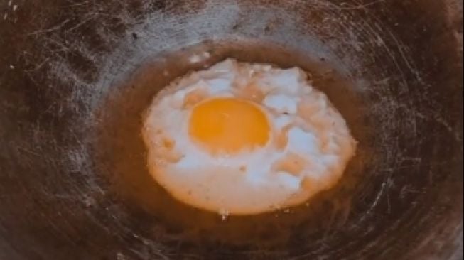 Gas Habis saat Goreng Telur, Pria ini Masak dengan 'Minta Bantuan Tuhan' Pakai Cara Ini, Videonya Viral