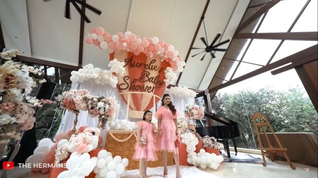 Adu Gaya Artis di Baby Shower Aurel Hermansyah (YouTube/The Hermansyah A6)