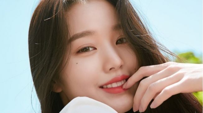 Pakai Riasan Tipis, Kecantikan Jang Wonyoung Bikin Netizen Terpana