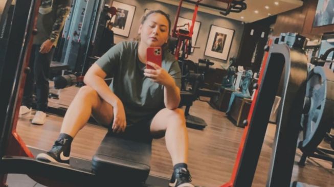 Audy Item di tempat kebugaran. [Instagram]