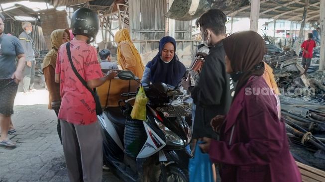 Top! Wanita Ini Bagikan Minuman Gratis ke Pedagang Korban Kebakaran Pasar Johar Semarang