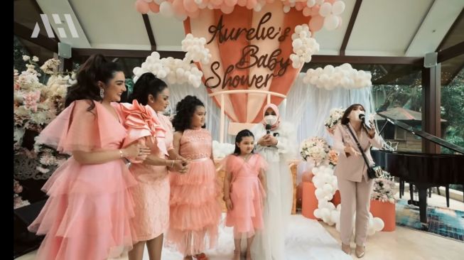 Aurel Hermansyah Dapat Kejutan Baby Shower, Ini Potret Mempesonanya. (Dok: Instagram/aurelhermansyah).