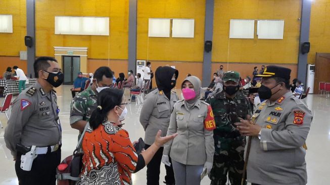 Kapolres Bogor Iman Imanuddin saat meninjau vaksinasi massal untuk lansia [Dok Polisi]