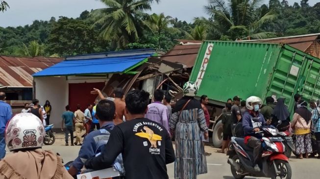 Dua Rumah di Jalan Ampera Ambruk Diseruduk Truk Kontainer