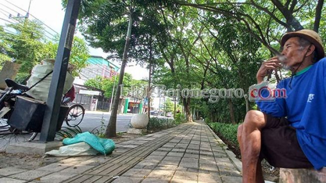 Kisah Mbah Sarman, Dari Taman Hingga Lapangan Untuk Makan