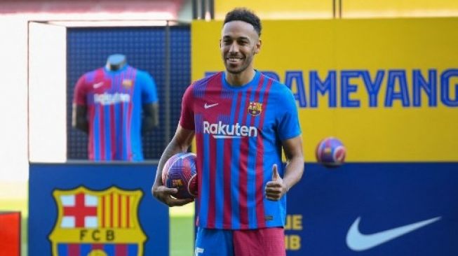 Pierre-Emerick Aubameyang diperkenalkan secara resmi sebagai pemain anyar Barcelona di Camp Nou, Kamis (3/2/2022). [AFP]