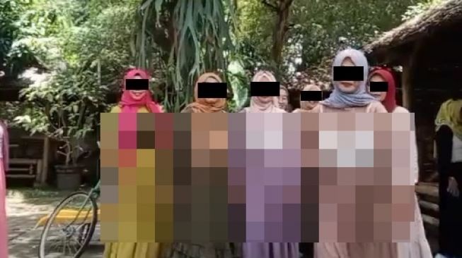 Viral Emak-emak Fashion Show Pamer Pekerjaan Suami, Penampilannya Jadi Perdebatan Warganet