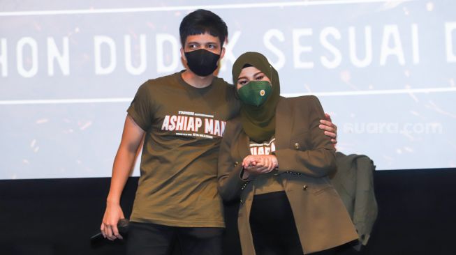 Pasangan Atta Halilintar dan Aurel Hermansyah saat jumpa pers film 'Ashiap Man' di Kuningan, Jakarta Selatan, Kamis (3/2/2022). [Suara.com/Alfian Winanto]