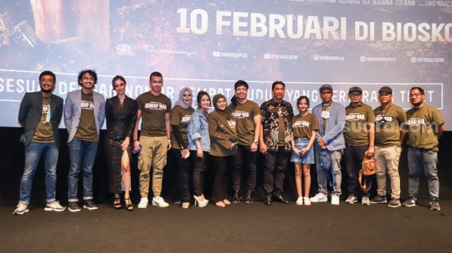 Para pemain dan kru film 'Ashiap Man' saat jumpa pers di Kuningan, Jakarta Selatan, Kamis (3/2/2022). [Suara.com/Alfian Winanto]