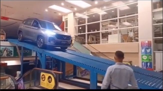 Begini cara memasukkan mobil pameran ke dalam mall (TikTok)