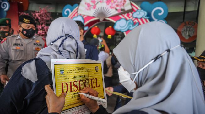 Petugas Satpol PP bersiap untuk menyegel Mal Festival Citylink di Bandung, Jawa Barat, Jumat (4/2/2022).  ANTARA FOTO/Raisan Al Farisi