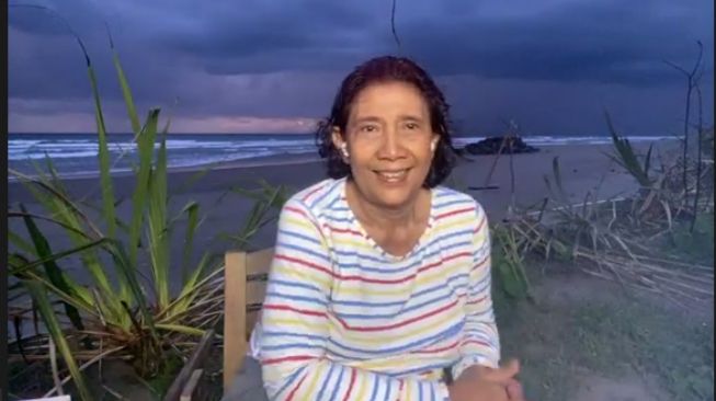 Curahan Hati Susi Pudjiastuti Dari Pinggir Laut Soal Pesawatnya yang Diusir di Hanggar Bandara Malinau