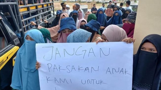 Warga Demo Tolak Pemaksaan Vaksinasi pada Santri dan Siswa di Aceh