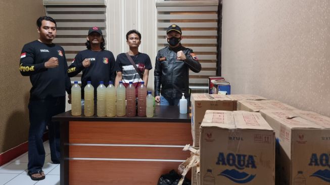 Curigai Mobil Kelebihan Muatan, Reskrim Polsek Pasar Kliwon Solo Temukan Ratusan Botol Miras