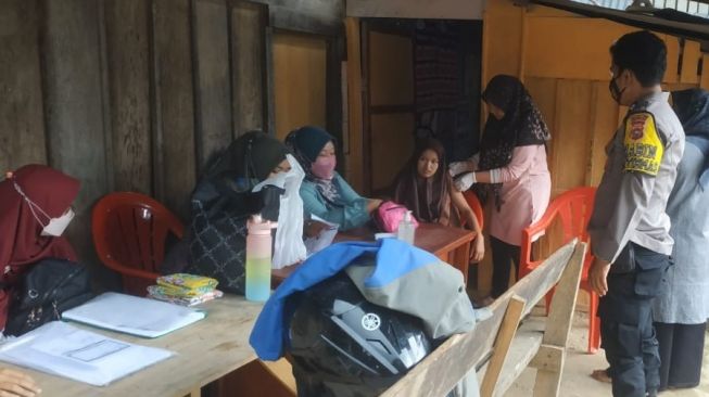 Kisah Perjuangan Polisi di Daerah Terpencil Tigo Lurah Solok, Berkubang Lumpur Genjot Vaksinasi Malam Hari