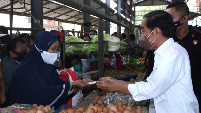 Dapat Bantuan Rp1,2 Juta dari Jokowi, Pedagang Pasar Kebun Lada: Buat Modal Tambah Telur