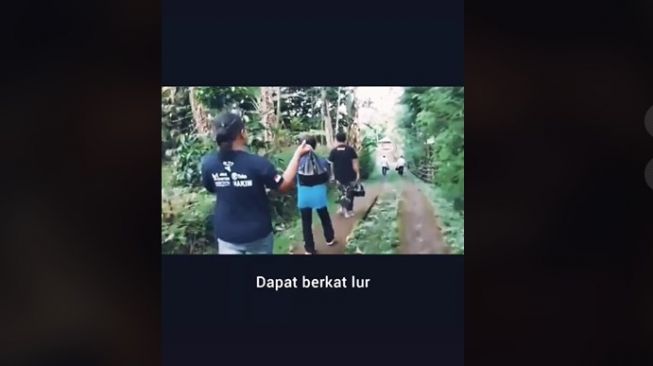 Kegirangan Dapat Nasi Berkat, Lelaki Ini Sampai Pulang Jalan Kaki: Motorku Ketinggalan!