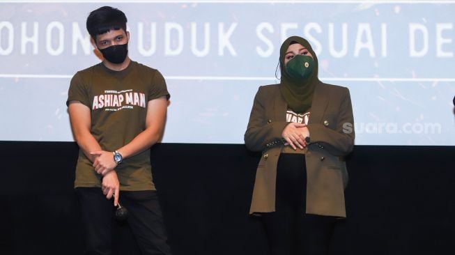 Pasangan Atta Halilintar dan Aurel Hermansyah saat jumpa pers film 'Ashiap Man' di Kuningan, Jakarta Selatan, Kamis (3/2/2022). [Suara.com/Alfian Winanto]