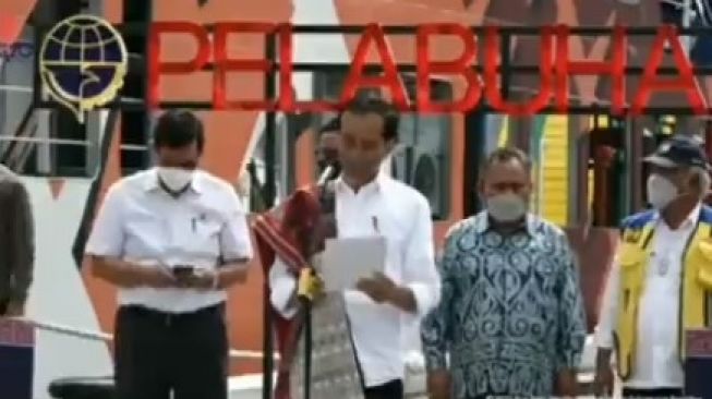 Viral Video Menteri Luhut Sibuk Teleponan saat Presiden Jokowi Sampaikan Sambutan, Warganet: Tak Ditegur?